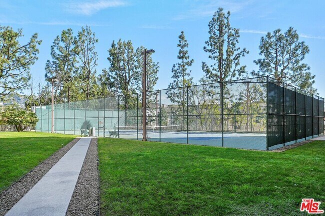 Building Photo - 100 S Doheny Dr