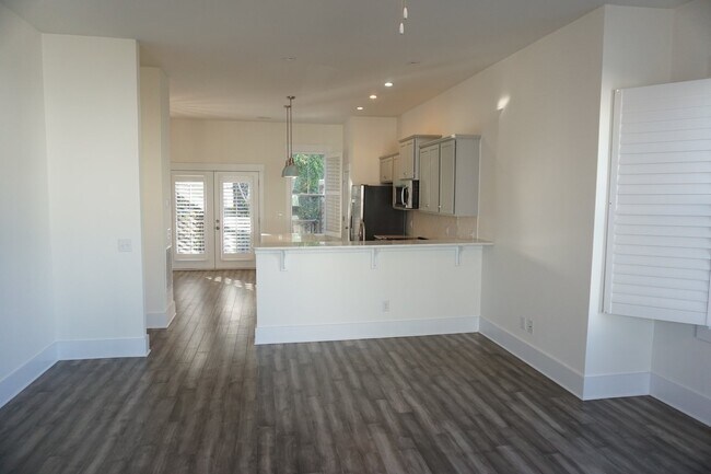 Building Photo - 3BR/3.5BA End Unit Townhome in Summerwalk!  $2,975/month - Pet friendly*