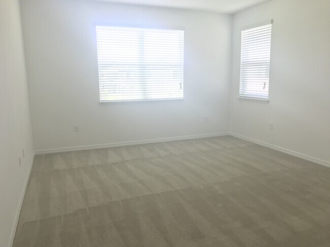 Building Photo - 4 Bedroom at Heart of Windermere!!! Tile through out living area!