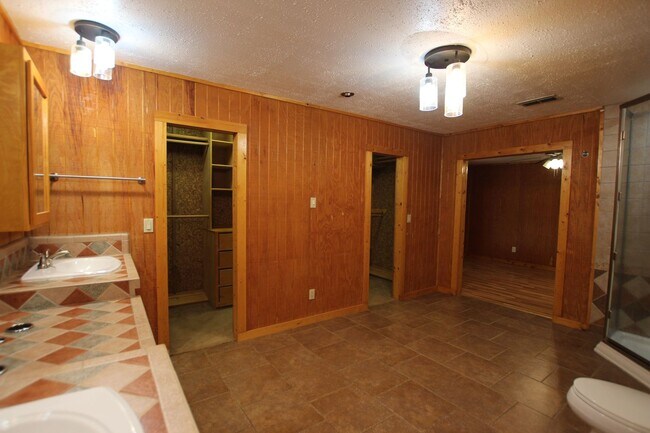 Building Photo - Coming Soon! 3 Bedroom 2 Bath in Bullard! Large Shop!