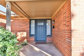 Building Photo - Sleek South Loop Duplex | Updated 2-bed with Garage