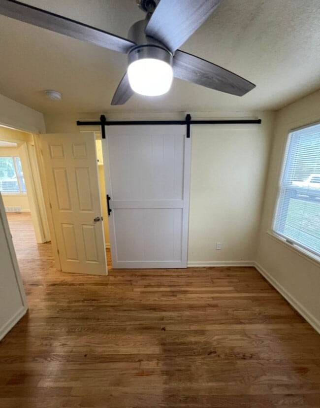 Building Photo - Stylish 2-Bed Home with Modern Kitchen & S...