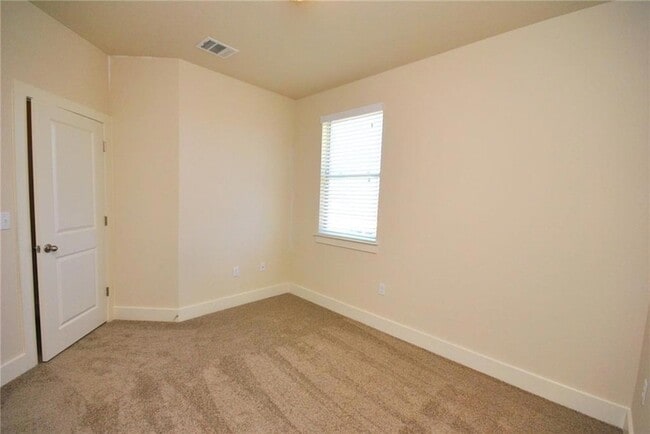 Building Photo - 2222 Creekside Ln