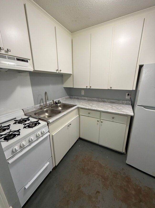 Building Photo - 210 E Parkway Dr