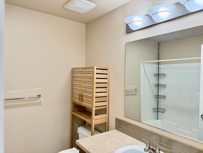 Building Photo - Beautiful 2 bed, 2.5 bath townhome located in Mountlake Terrance $2750/mo.