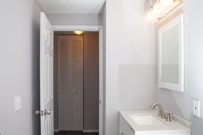 Building Photo - 3020 Featherstone Dr