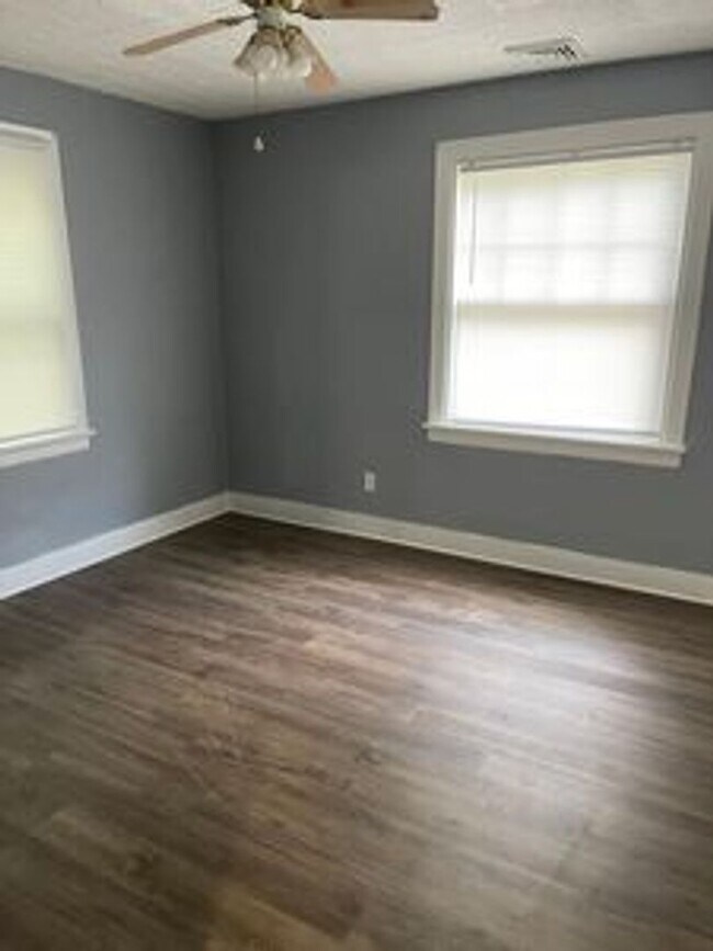 Building Photo - 3 Bed 1 Bath House with Huge Yard!