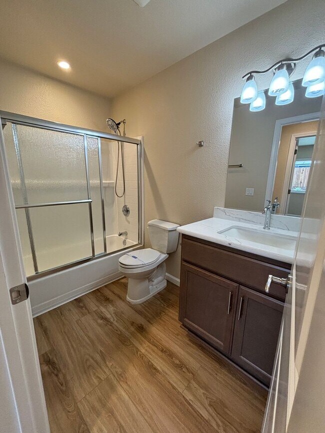 Building Photo - 3 Bedroom, 2 Bathroom Family Home