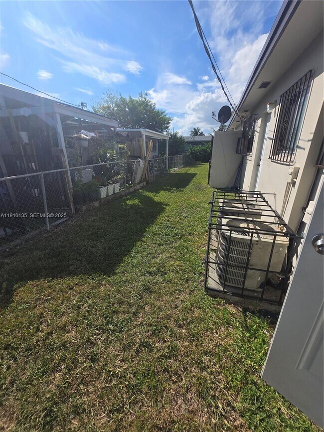 Building Photo - 3110 NW 19th Ave