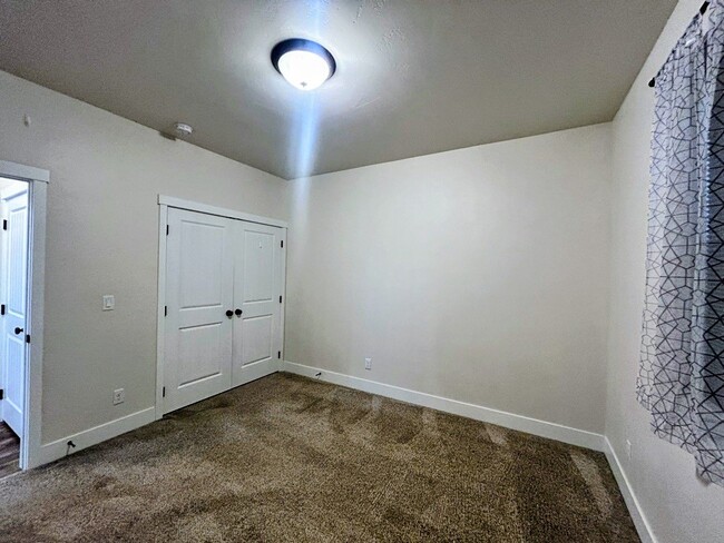 Building Photo - 929 Applewood Dr