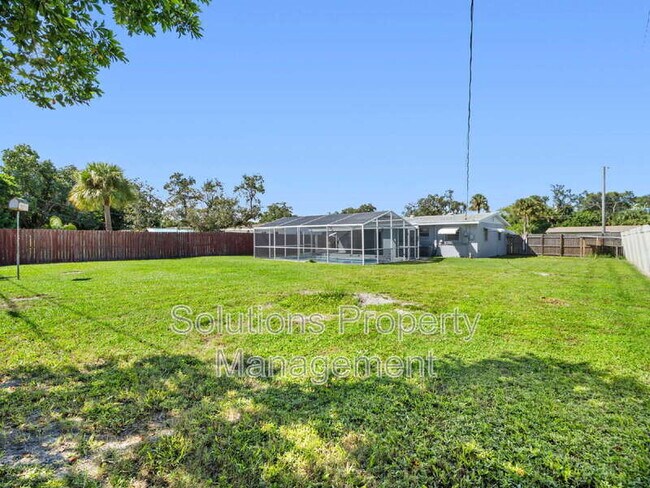 Building Photo - 2033 Robinhood Dr