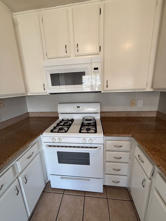 Building Photo - Orcutt Single Story Knollwood Terrace Condo with Attached One Car Garage