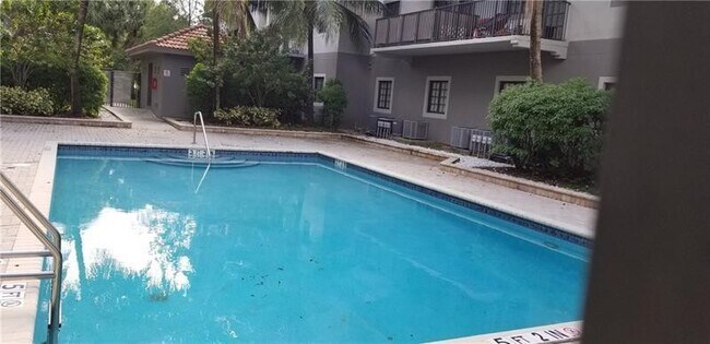 Building Photo - 2801 Riverside Dr