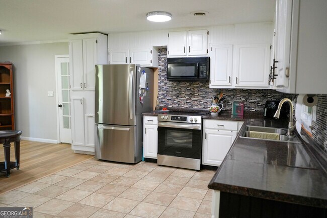 Building Photo - 307 Pinewood Dr