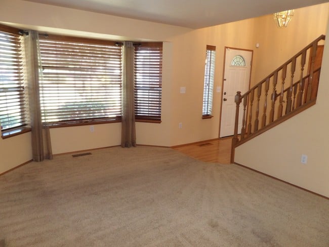 Building Photo - Fabulous 4 Bedroom Home with Gorgeous Fenc...