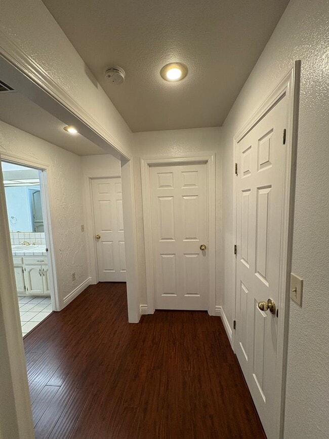 Building Photo - Entertainer delight rental home located in ''The Lakes'' subdivision Coming soon *Private Showing...