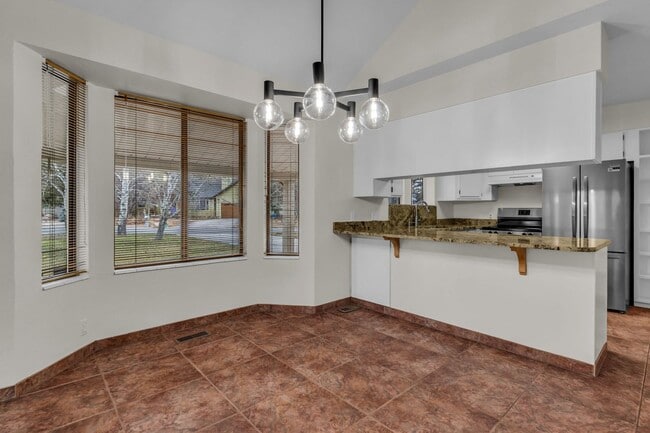 Building Photo - Prime Park Meadows Home