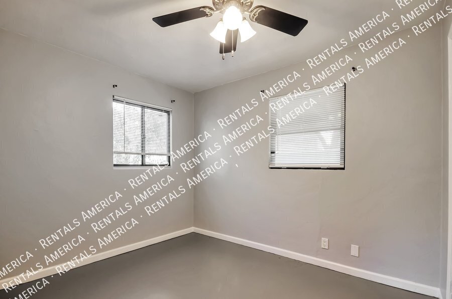 Building Photo - 121 W Birdman Dr