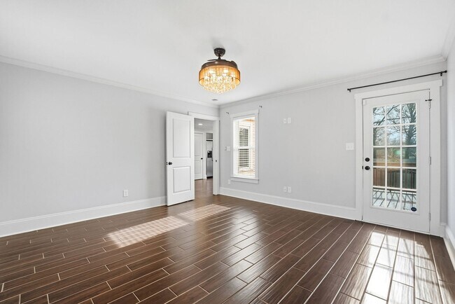 Building Photo - 3 Bedroom Home with a deck in Plaza-Midwood!