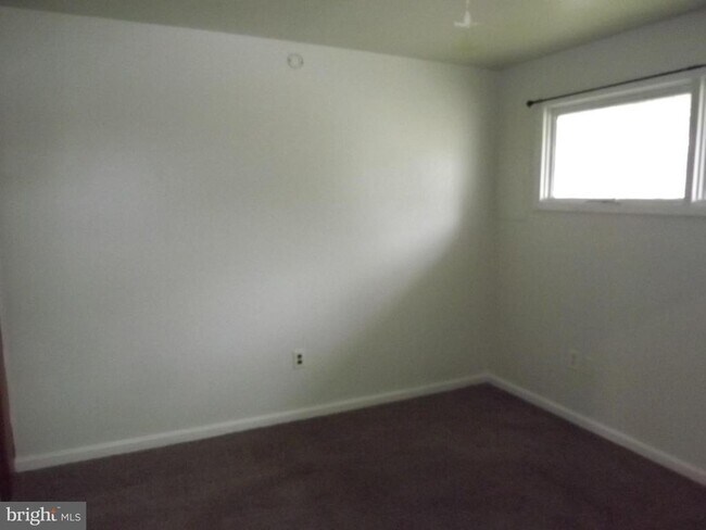 Building Photo - 244 W Clayton Ave