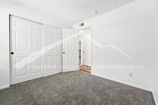 Building Photo - Charming Condo with Washer/Dryer and Patio