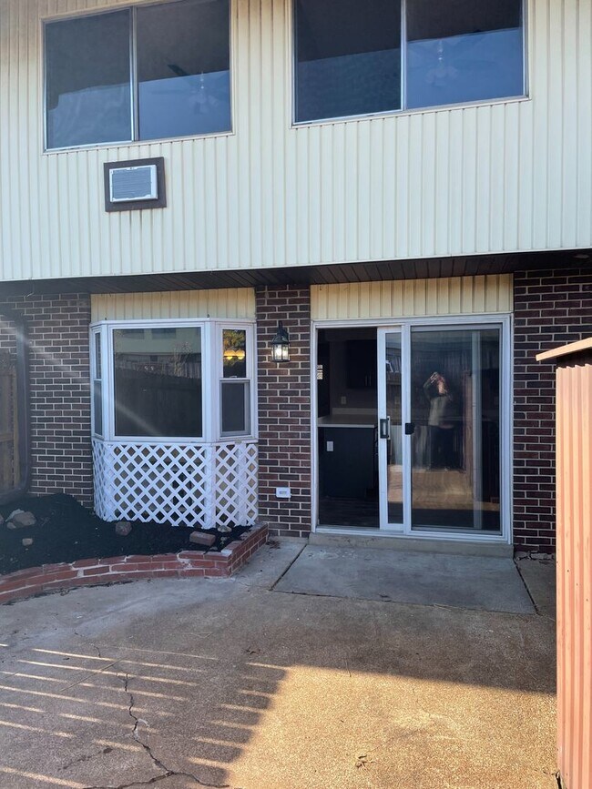 Building Photo - 7340 Hazelcrest Dr