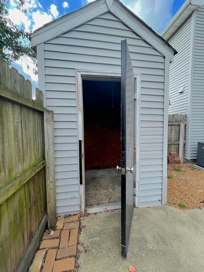 Building Photo - Charming 3-Bedroom, 1.5-Bathroom Townhome ...