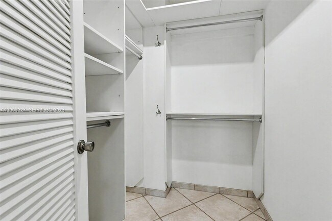 Building Photo - 500 Bayview Dr