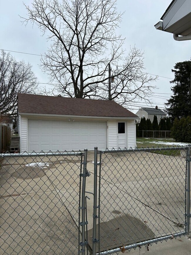 Building Photo - Brick Ranch for Rent in Mayfield HTS walking distance to Golden Gate Plaza