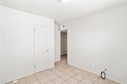 Building Photo - 4908 Royal Dr