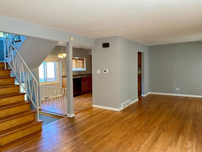 Building Photo - Cozy 3 bedroom 1.5 Bathroom Townhouse! Hardwood Throughout! Parking Included In Rent! Available f...