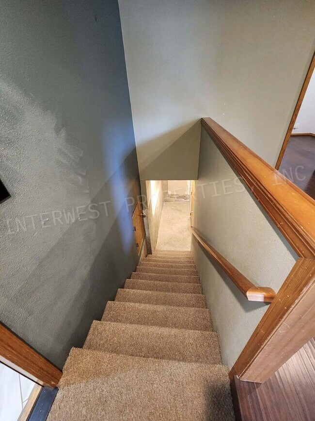 Building Photo - 4+ Bedroom Tigard Home With a Beautiful Vi...