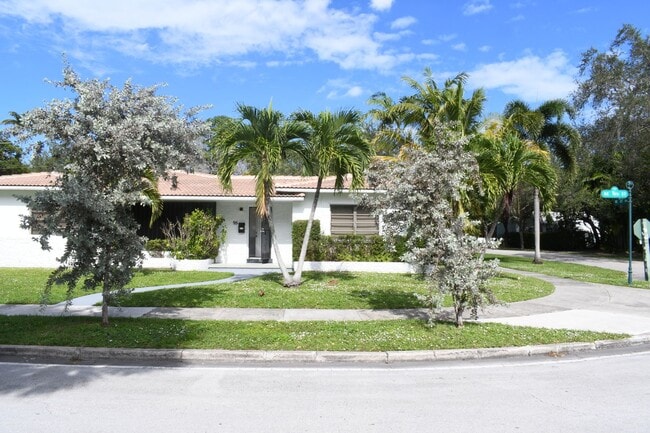Building Photo - Beautiful home in quiet neighborhood
