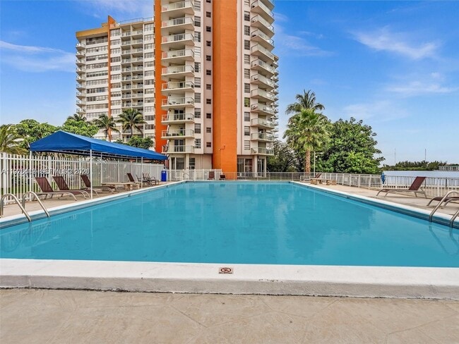 Building Photo - 1301 NE Miami Gardens Dr