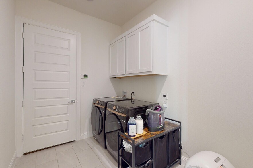 Building Photo - 4611 Columbus Dr