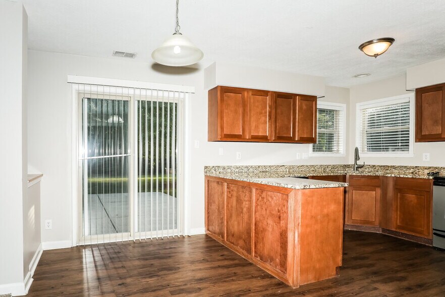 Building Photo - 5287 Ivy Hill Dr