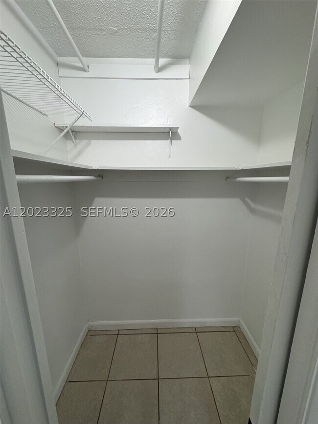 Building Photo - 1643 NE Miami Gardens Dr