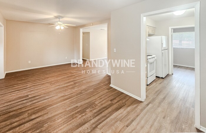 Building Photo - 2402 E Bougainvillea Ave