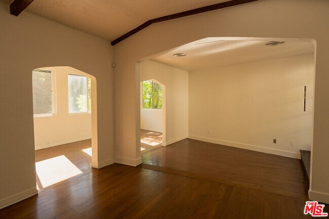 Building Photo - 2829 Beachwood Dr