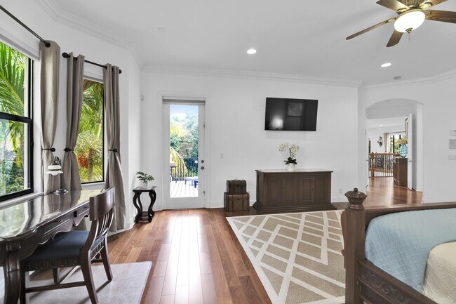 Building Photo - 10703 Versailles Blvd