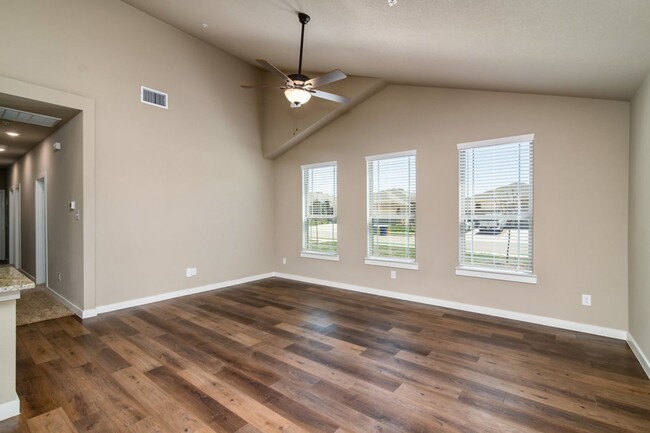 Building Photo - AVAILABLE NOW! GORGEOUS 3 BEDROOM FOUR PLE...