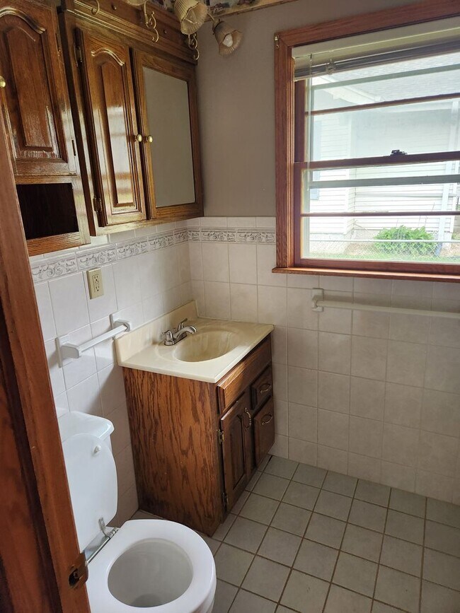 Building Photo - Newly remodeled 2/1/1 with fenced yard!