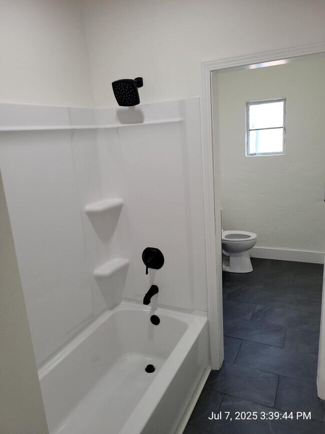 Building Photo - 4 Bedroom Historic Residential Unit Near Downtown Pensacola