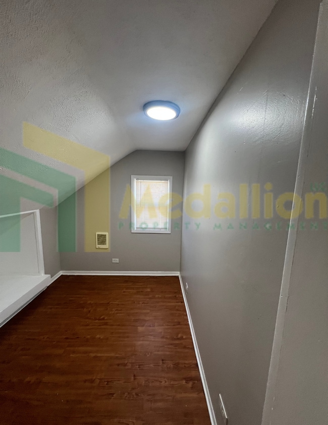 Building Photo - Spacious 4-5 Bedroom, 2-Bath Corner Lot Ho...