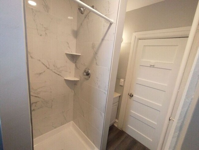 Building Photo - 307 Dolphin St