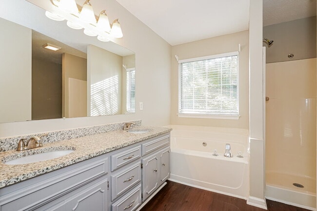 Building Photo - 642 Knollwood Dr