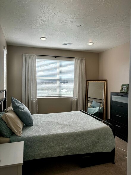 Primary bedroom - 5801 S Garnet Dr