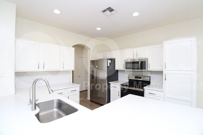 Building Photo - 3250 E Hampton Ln