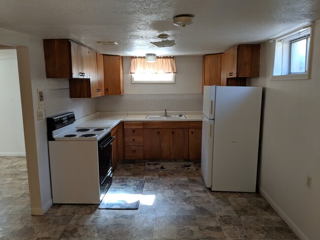 Building Photo - 2 bedroom 1 bath basement duplex with larg...