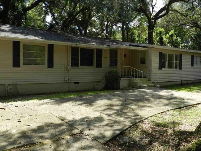 Building Photo - 3015 Thomas Dr